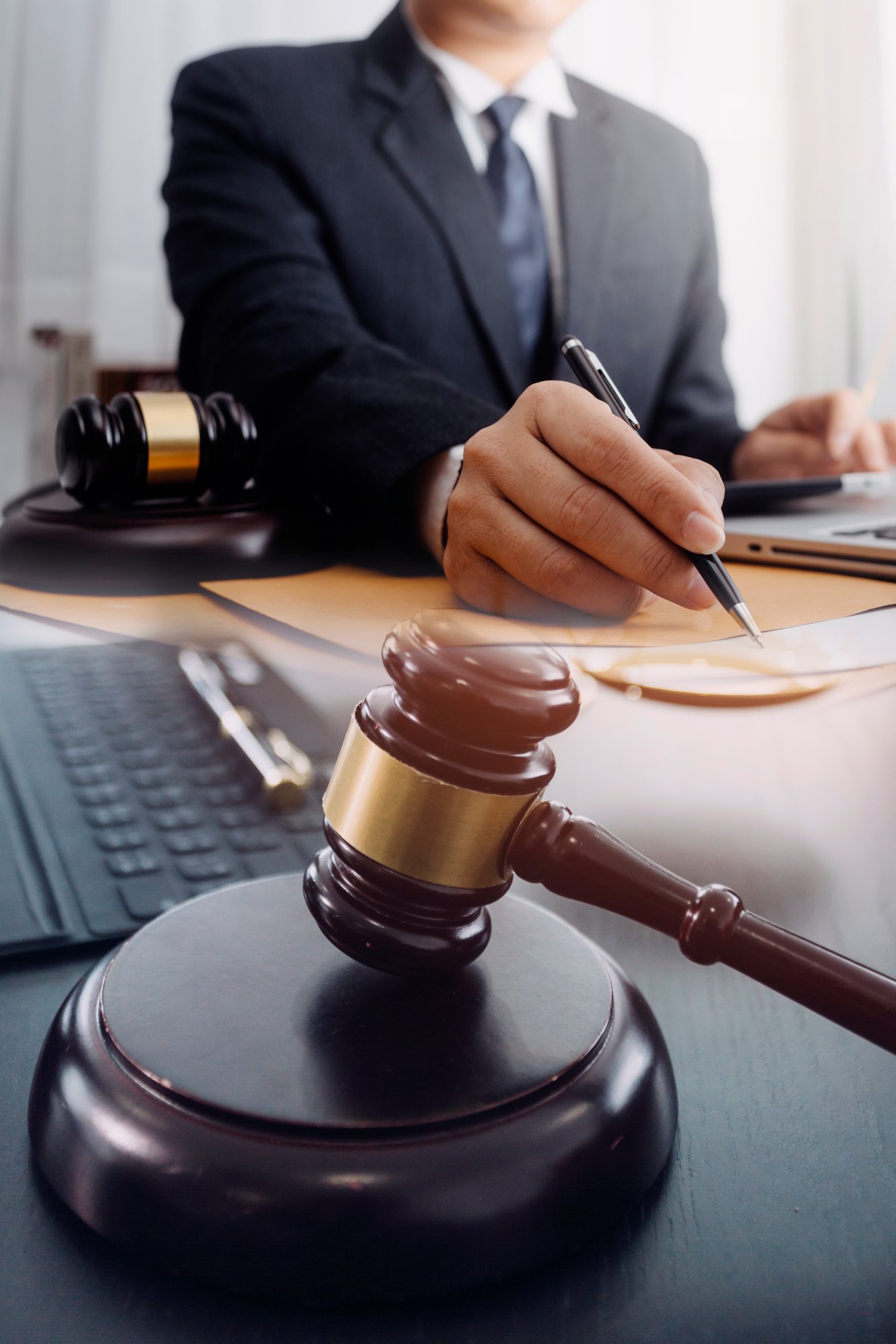 vecteezy_judge-gavel-with-justice-lawyers-having-team-meeting-at-law_11832422 vecteezy_judge-gavel-with-justice-lawyers-having-team-meeting-at-law_11832422